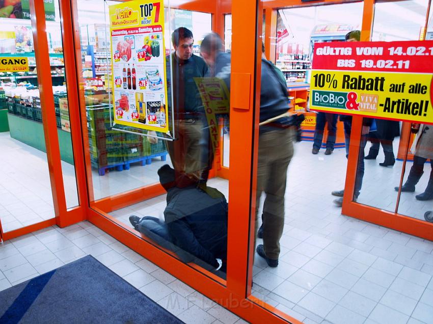 Raubueberfall Netto Markt Koeln Vingst Nobelstr P08.JPG